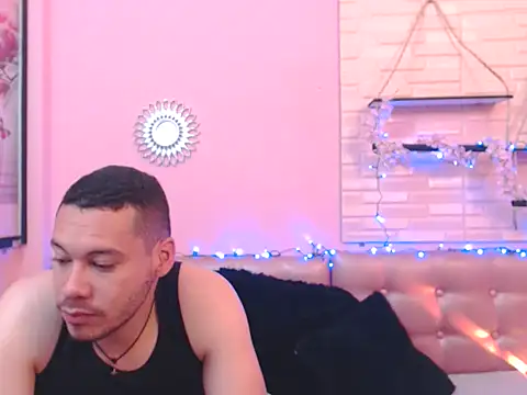 Aronandmoli69 online show from April 14, 2026, 11:59 am