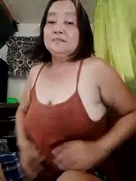 Snapshot of jeanyummytits chatting on June 2, 2026, 12:43 am jeanyummytits online show from June 2, 2026, 12:43 am