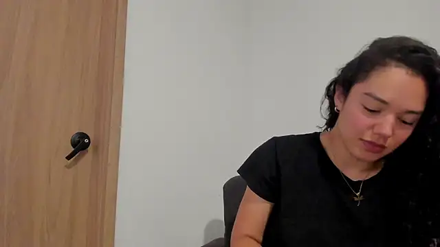 Snapshot of MiaRouseex chatting on May 27, 2026, 9:44 pm MiaRouseex online show from May 27, 2026, 9:44 pm