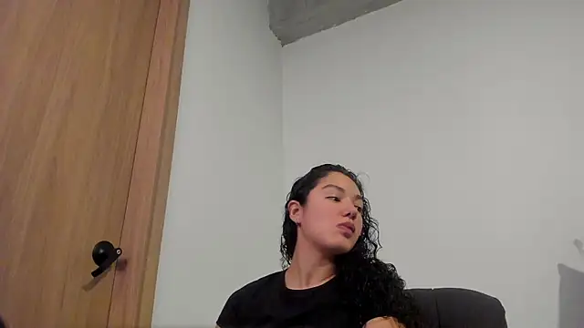 Snapshot of MiaRouseex chatting on May 16, 2026, 9:14 pm MiaRouseex online show from May 16, 2026, 9:14 pm