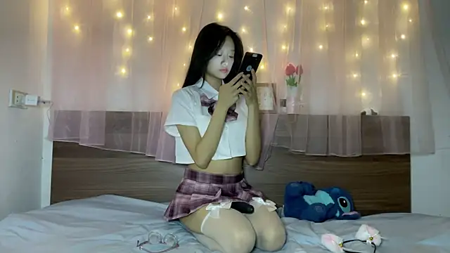 Snapshot of shy_pink_doll chatting on June 8, 2026, 3:12 pm shy pink doll online show from June 8, 2026, 3:12 pm