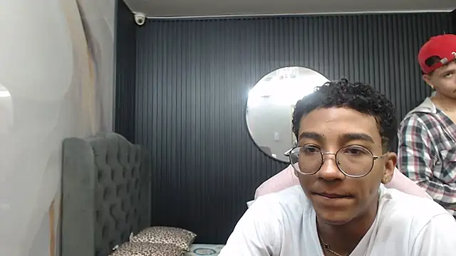 goldenjyj online show from April 16, 2026, 2:07 pm