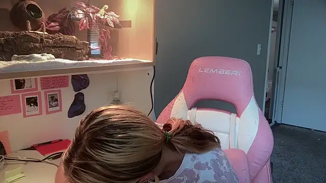 MUSCLEMOMMY1365 online show from April 29, 2026, 4:00 pm