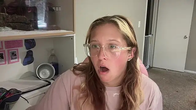 MUSCLEMOMMY1365 online show from April 28, 2026, 4:00 pm