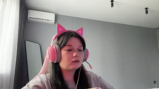 Alinalovelove online show from April 16, 2026, 1:34 pm