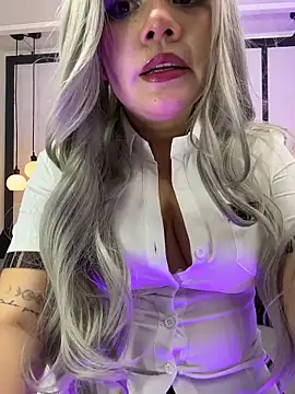 sophia blade  online show from April 16, 2026, 9:39 pm