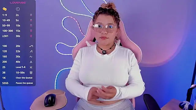 RenataJones11 online show from May 6, 2026, 8:13 pm