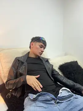 martin18 dirty online show from April 18, 2026, 4:04 am