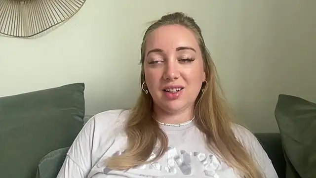 Snapshot of arielsweetieee chatting on July 15, 2026, 8:43 am arielsweetieee online show from July 15, 2026, 8:43 am