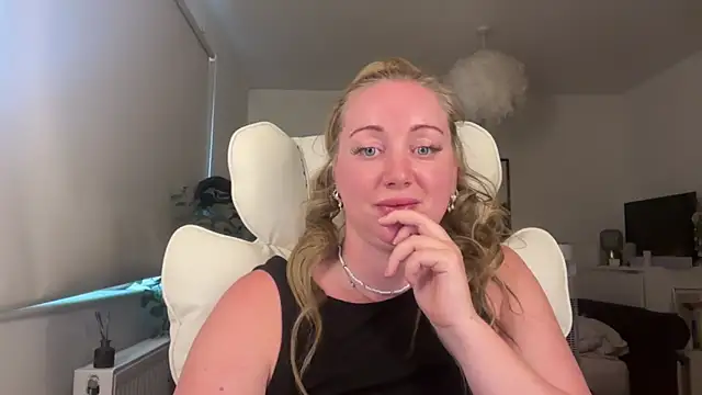 Snapshot of arielsweetieee chatting on June 3, 2026, 3:50 pm arielsweetieee online show from June 3, 2026, 3:50 pm