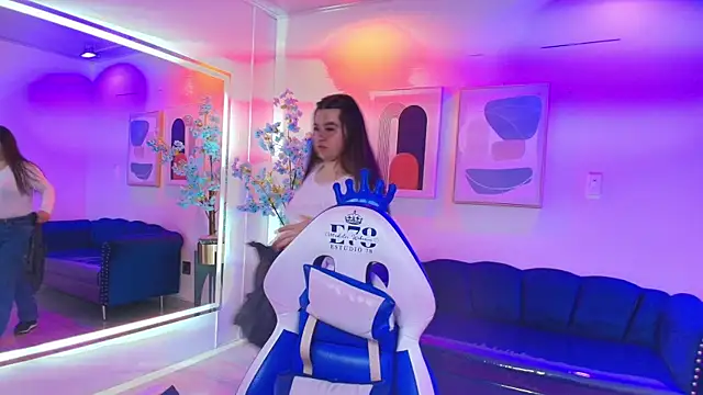 Anya Volke online show from May 4, 2026, 7:28 pm