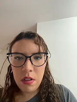 AliceMtz online show from April 21, 2026, 6:47 pm
