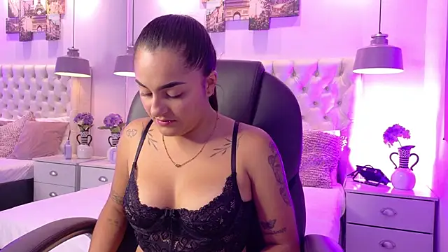 CarolineRodriz online show from April 20, 2026, 2:40 pm