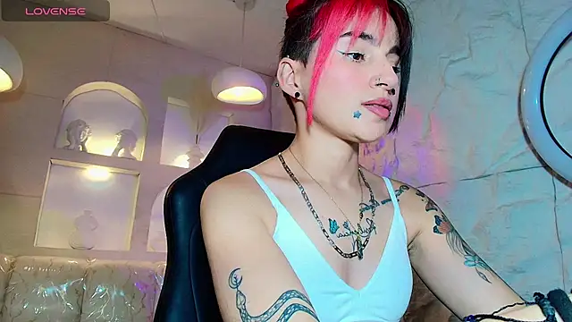 Moon Red r online show from July 13, 2026, 7:46 pm