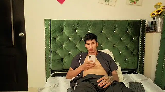 Snapshot of Zayn_Moretti chatting on July 1, 2026, 1:55 pm Zayn Moretti online show from July 1, 2026, 1:55 pm