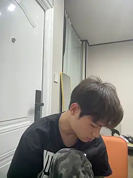 xiaowu2006 online show from April 21, 2026, 1:39 pm