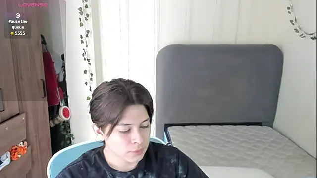 Snapshot of Felixzyn chatting on April 30, 2026, 6:59 pm Felixzyn online show from April 30, 2026, 6:59 pm