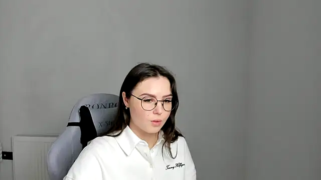 Regina cute  online show from April 30, 2026, 7:37 am