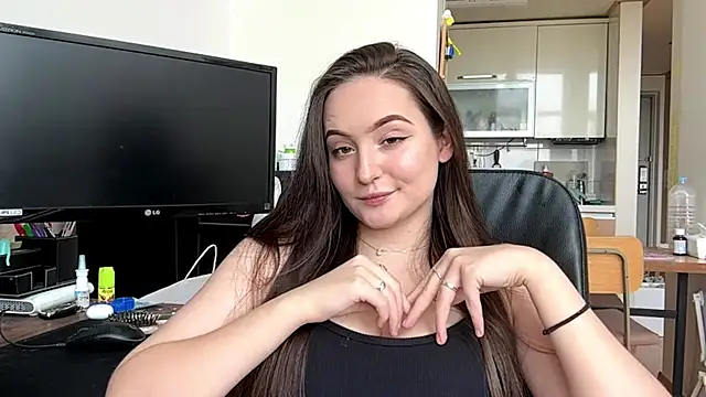 Emilly Cart online show from June 2, 2026, 4:56 am