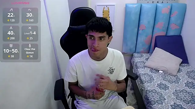 Snapshot of AAA_WHITE chatting on April 21, 2026, 4:08 am AAA WHITE online show from April 21, 2026, 4:08 am