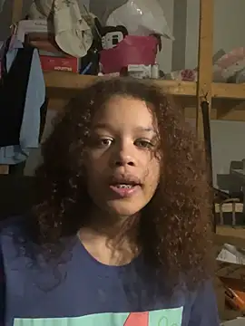 emaluvv online show from April 19, 2026, 1:17 am