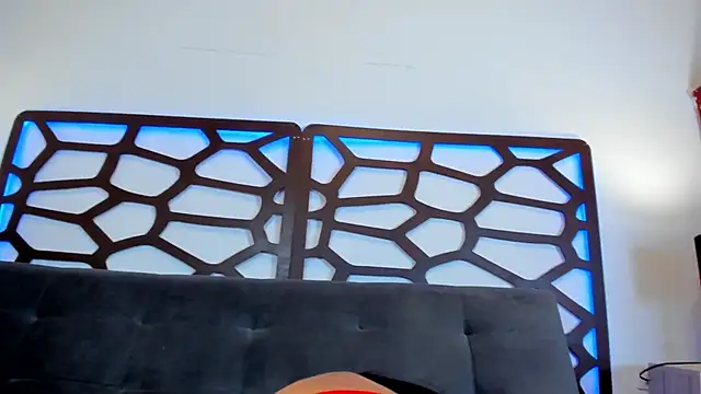 luna laurenth online show from April 22, 2026, 12:23 pm