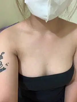 Ninaa18 online show from May 11, 2026, 4:04 pm