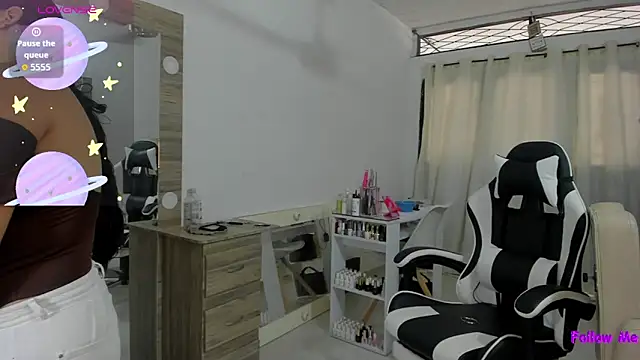 sofilaraa online show from April 21, 2026, 1:28 pm