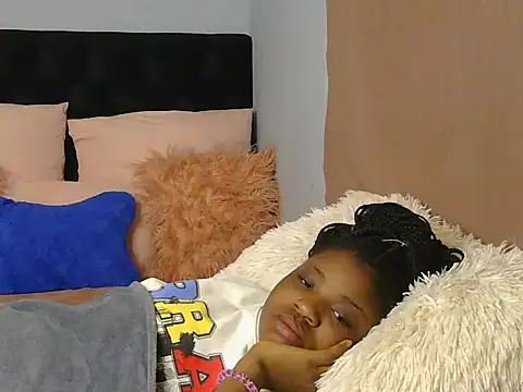 julianaa19 online show from May 7, 2026, 1:43 am