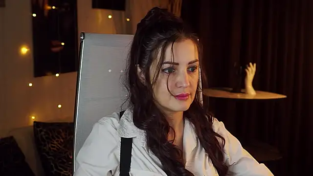 Snapshot of AureliaVane chatting on June 10, 2026, 3:35 pm AureliaVane online show from June 10, 2026, 3:35 pm