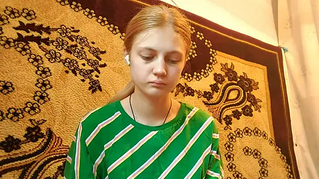 Snapshot of LunaLaday chatting on June 4, 2026, 2:49 am LunaLaday online show from June 4, 2026, 2:49 am