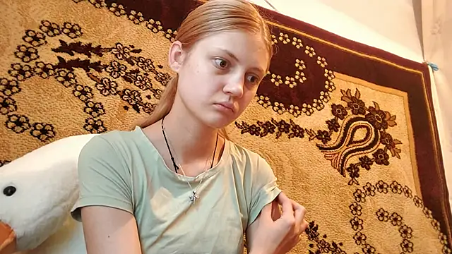 Snapshot of LunaLaday chatting on June 6, 2026, 3:23 am LunaLaday online show from June 6, 2026, 3:23 am