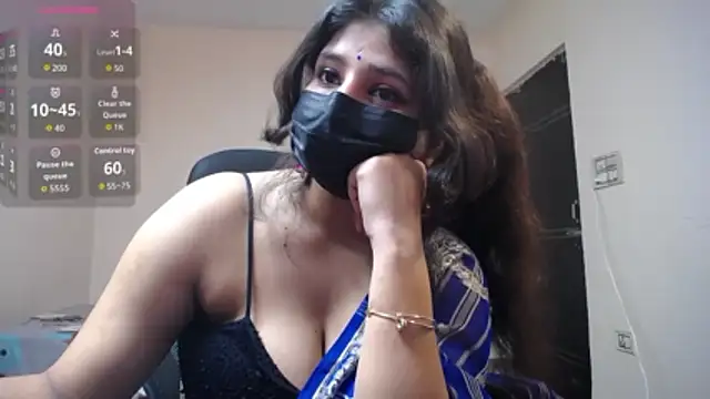 Snapshot of -Queenie chatting on May 16, 2026, 7:24 pm -Queenie online show from May 16, 2026, 7:24 pm