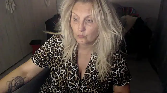 Divineblond online show from April 16, 2026, 10:45 pm