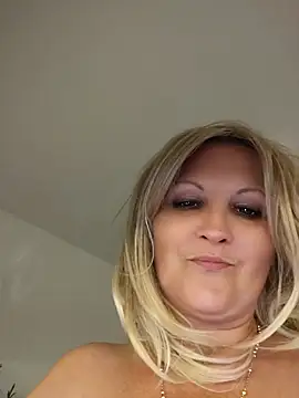 Snapshot of Divineblond chatting on June 1, 2026, 11:04 pm Divineblond online show from June 1, 2026, 11:04 pm