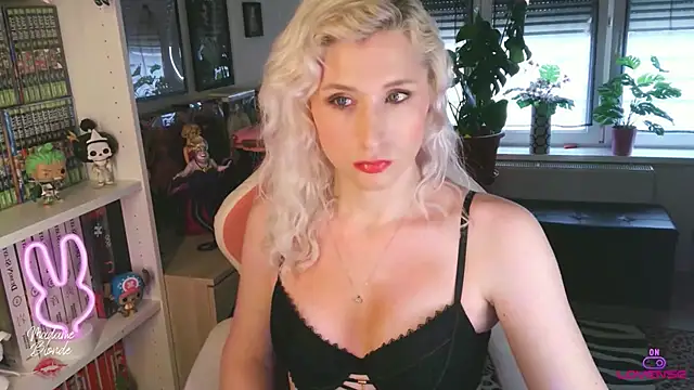 Snapshot of Madame_Blonde chatting on May 3, 2026, 12:31 pm Madame Blonde online show from May 3, 2026, 12:31 pm