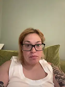 Snapshot of SecretRavenXO chatting on May 7, 2026, 9:51 pm SecretRavenXO online show from May 7, 2026, 9:51 pm