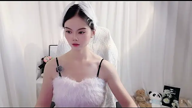 Snapshot of Ella-001 chatting on May 23, 2026, 4:44 am Ella-001 online show from May 23, 2026, 4:44 am