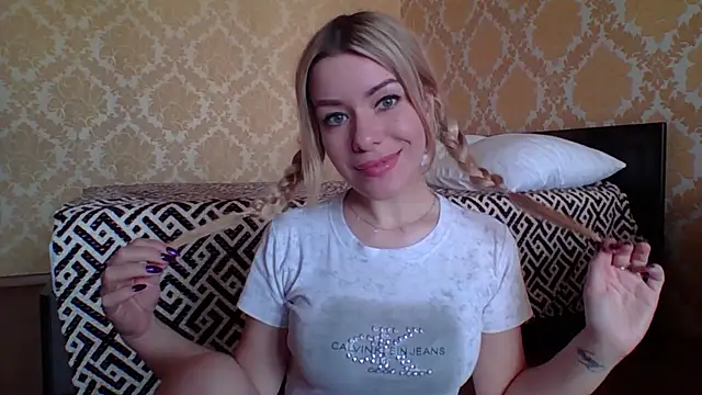 Snapshot of Softy_Aura_ chatting on May 28, 2026, 1:28 pm Softy Aura online show from May 28, 2026, 1:28 pm