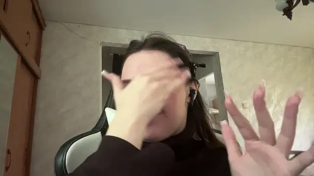 LeslySerna online show from April 24, 2026, 9:00 am