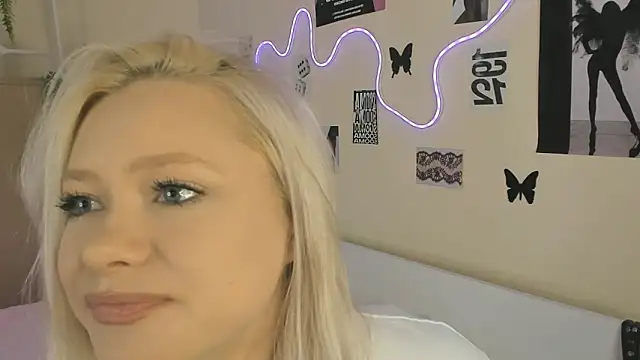 Snapshot of MidnightPoise chatting on June 4, 2026, 5:34 am MidnightPoise online show from June 4, 2026, 5:34 am