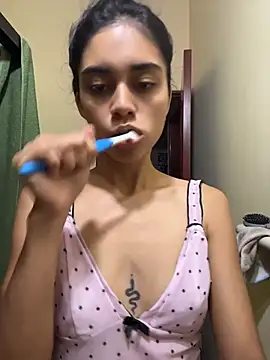 mia moonna online show from April 27, 2026, 10:57 am