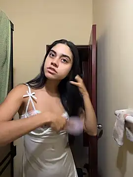 Snapshot of mia_moonna chatting on July 3, 2026, 10:33 am mia moonna online show from July 3, 2026, 10:33 am