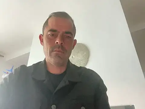 Snapshot of Riccardo86xx chatting on May 17, 2026, 4:23 am Riccardo86xx online show from May 17, 2026, 4:23 am