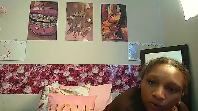 Snapshot of EnchantingLisa chatting on June 17, 2026, 11:53 am EnchantingLisa online show from June 17, 2026, 11:53 am