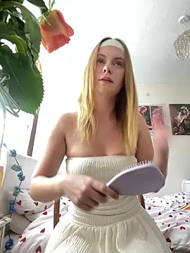 Snapshot of Young_Lizzie chatting on May 27, 2026, 1:51 pm Young Lizzie online show from May 27, 2026, 1:51 pm