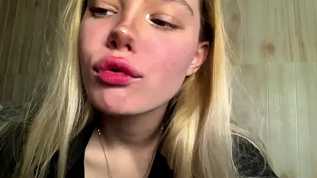 Snapshot of Malinwitch chatting on June 4, 2026, 2:44 pm Malinwitch online show from June 4, 2026, 2:44 pm