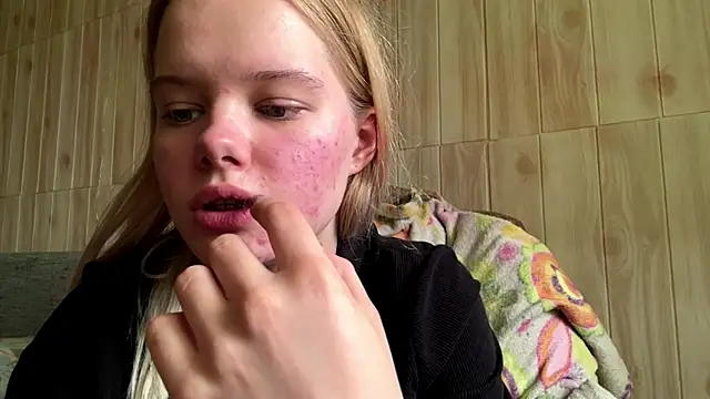 Snapshot of Malinwitch chatting on July 7, 2026, 1:47 pm Malinwitch online show from July 7, 2026, 1:47 pm
