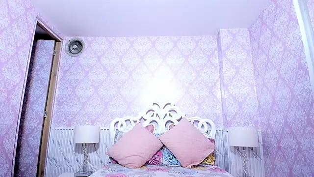 Snapshot of Miabloom19_ chatting on June 10, 2026, 11:06 pm Miabloom19 online show from June 10, 2026, 11:06 pm