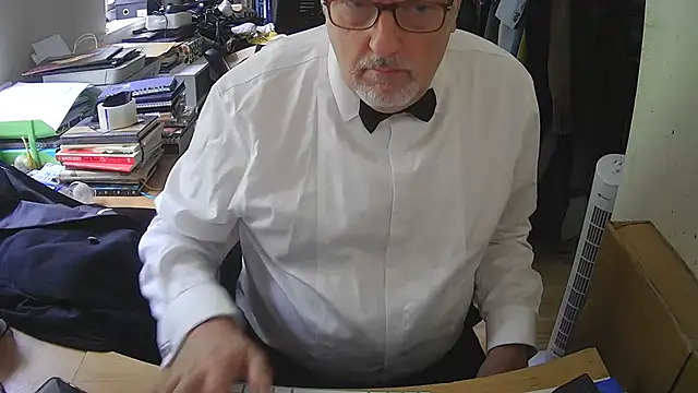 Snapshot of SuitedSub63 chatting on August 5, 2026, 1:27 pm SuitedSub63 online show from August 5, 2026, 1:27 pm